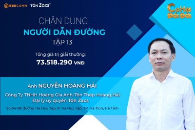 Ông Nguyễn Hoàng Hải tặng 100 triệu đồng cho một hoàn cảnh khó khăn và 4 mái tôn trị giá 80 triệu đồng trong chương trình Cơ Hội Đổi Đời