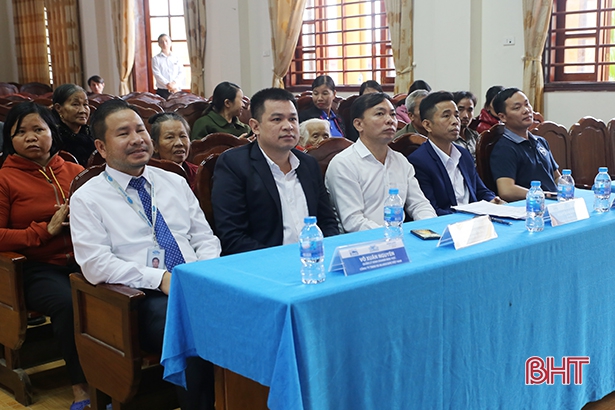 “Mảnh ghép yêu thương” - trao tặng mái tôn bảo vệ người dân trong mùa mưa bão